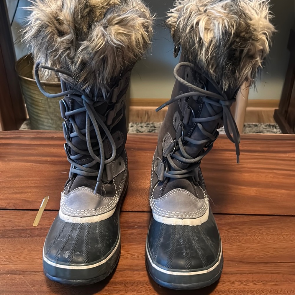 Sorel Women’s Boot, Size 9. Condition used.